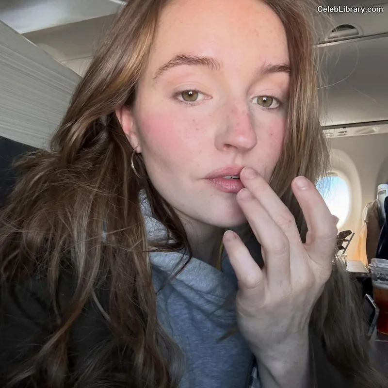 Kaitlyn Dever photo 17 of 880