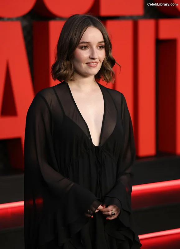 Kaitlyn Dever photo 20 of 880