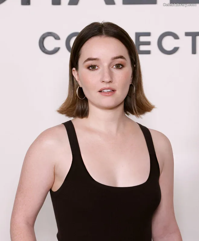 Kaitlyn Dever photo 21 of 880