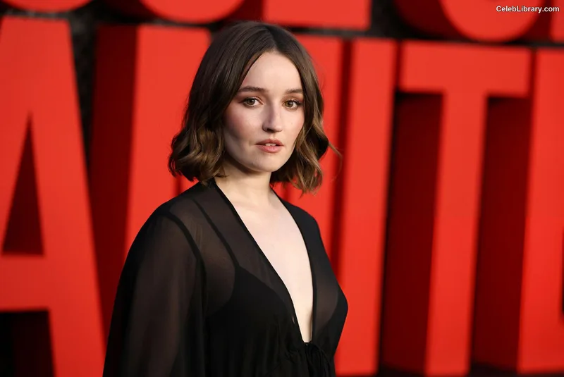 Kaitlyn Dever photo 3 of 880
