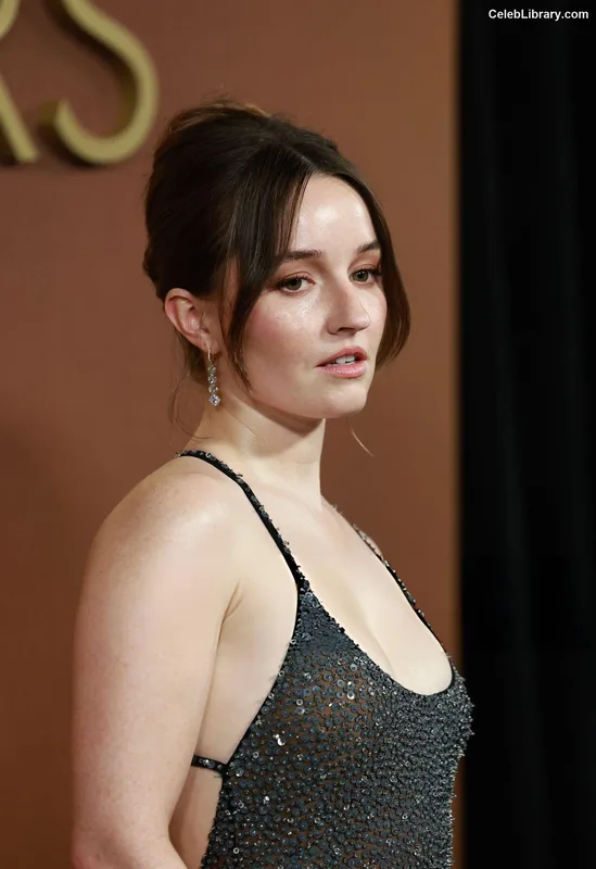 Kaitlyn Dever photo 16 of 880
