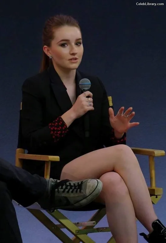 Kaitlyn Dever photo 10 of 880