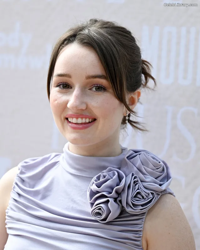 Kaitlyn Dever photo 11 of 880