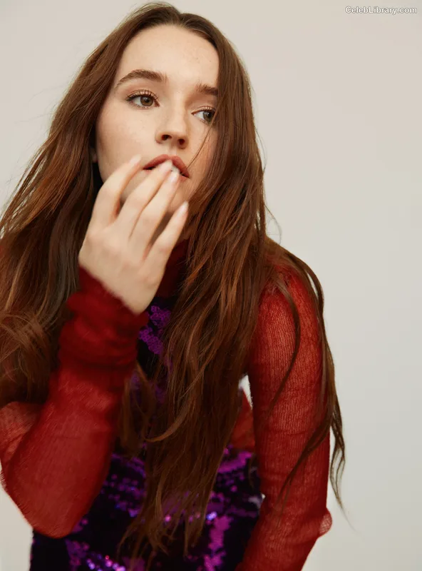 Kaitlyn Dever photo 12 of 880
