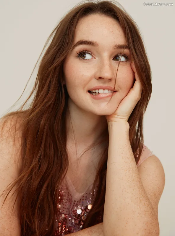 Kaitlyn Dever photo 17 of 880