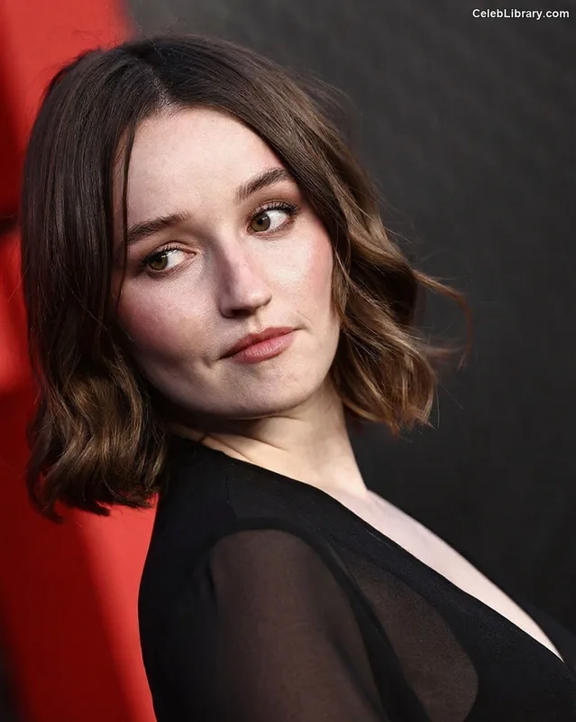 Kaitlyn Dever photo 24 of 880