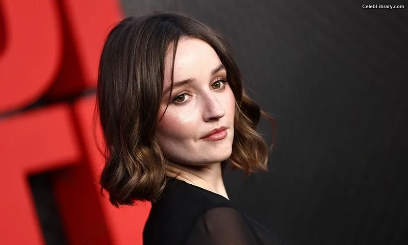 Kaitlyn Dever photo 1 of 880