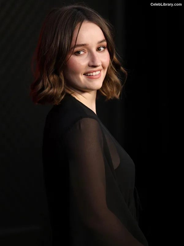 Kaitlyn Dever photo 2 of 880