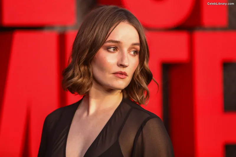 Kaitlyn Dever photo 3 of 880