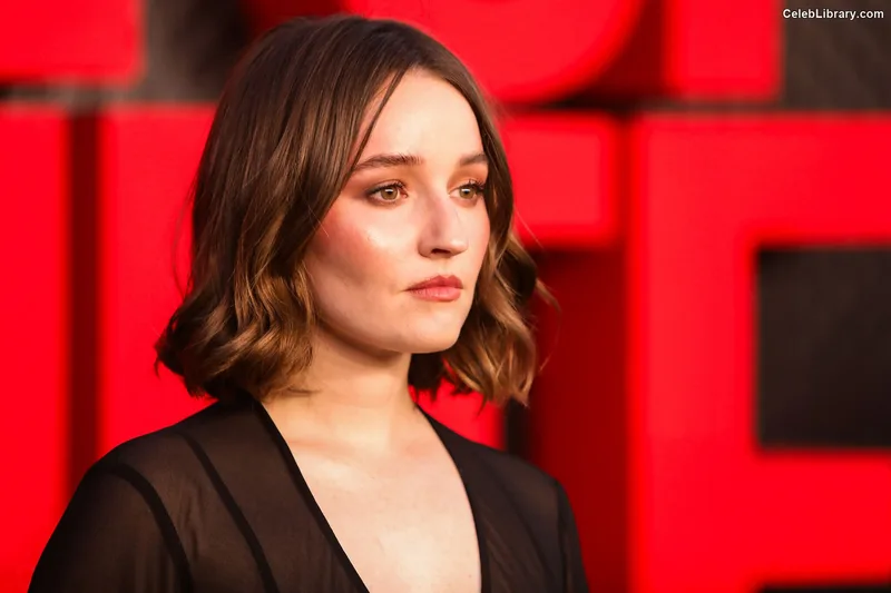 Kaitlyn Dever photo 4 of 880