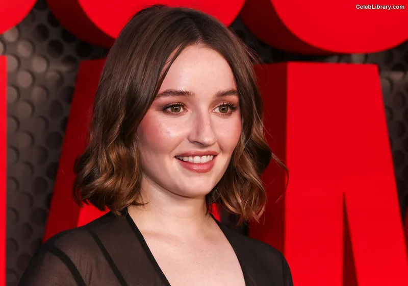 Kaitlyn Dever photo 5 of 880