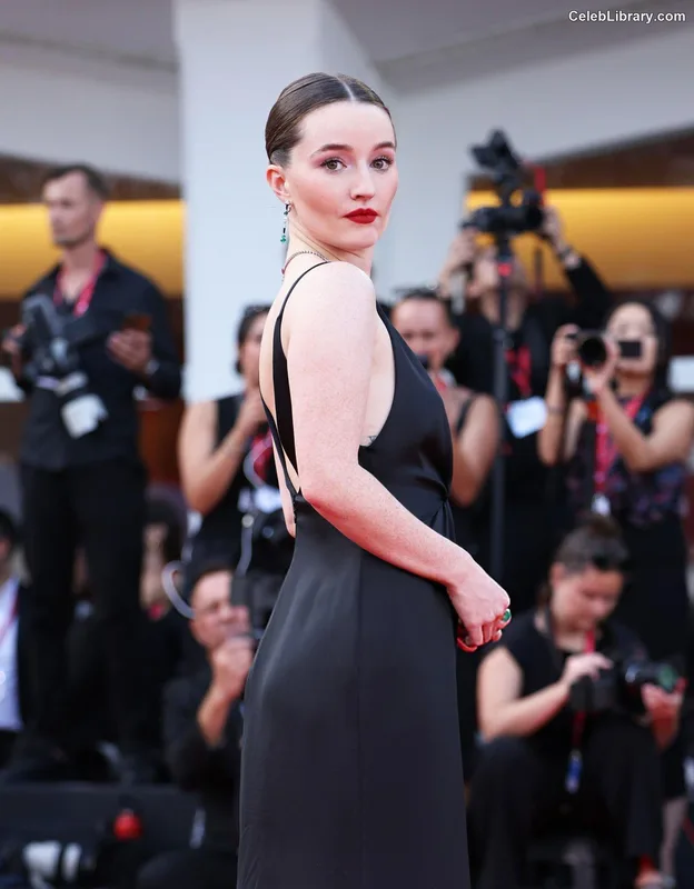 Kaitlyn Dever photo 7 of 880