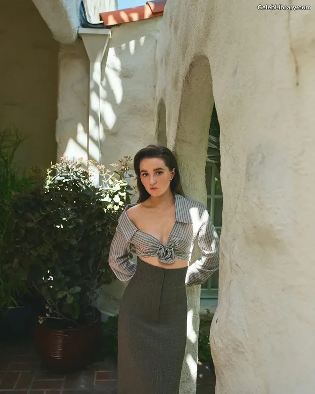 Kaitlyn Dever photo 9 of 880
