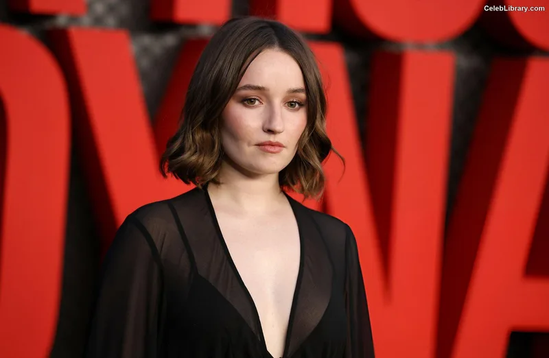 Kaitlyn Dever photo 10 of 880