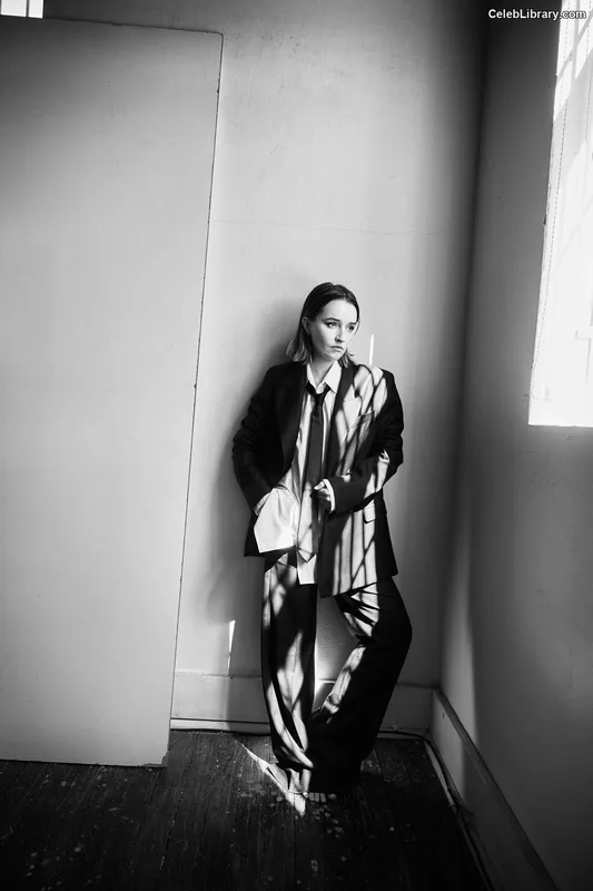 Kaitlyn Dever photo 14 of 880