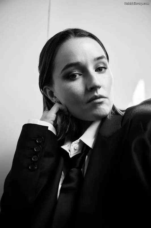 Kaitlyn Dever photo 15 of 880
