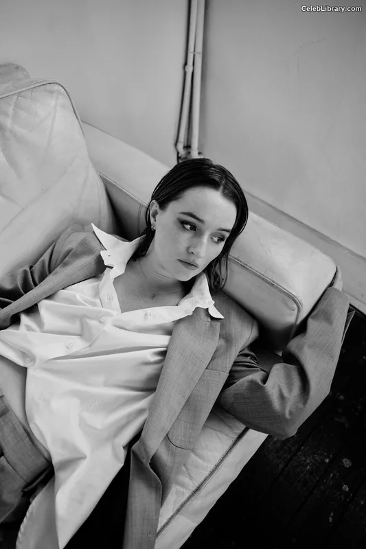 Kaitlyn Dever photo 16 of 880
