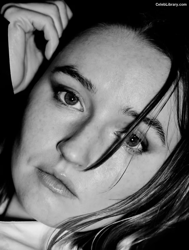 Kaitlyn Dever photo 17 of 880
