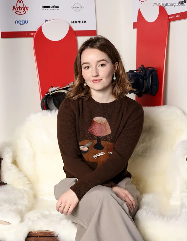Kaitlyn Dever photo 21 of 880