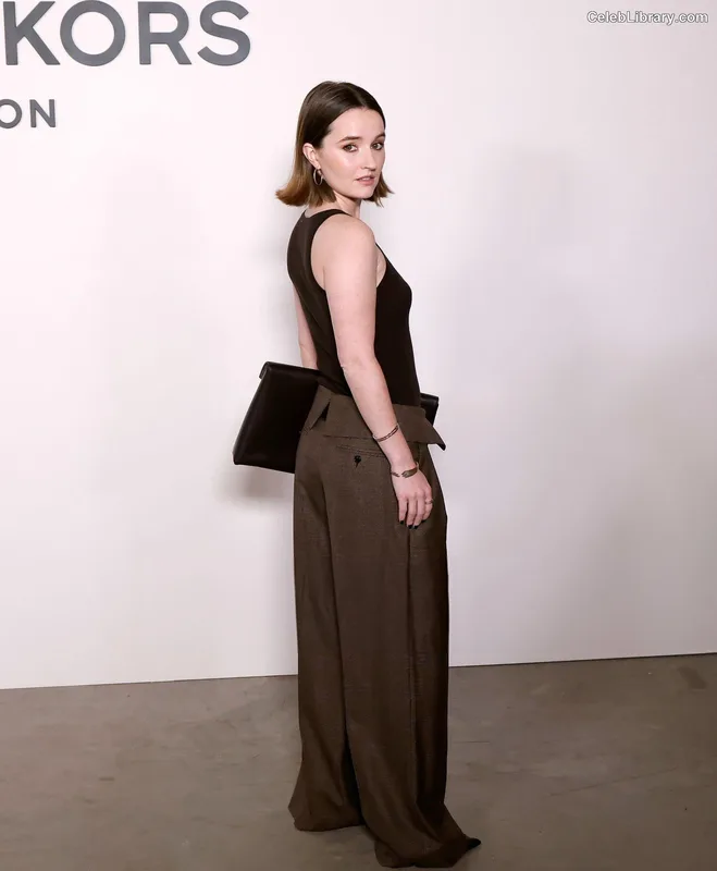 Kaitlyn Dever photo 23 of 880