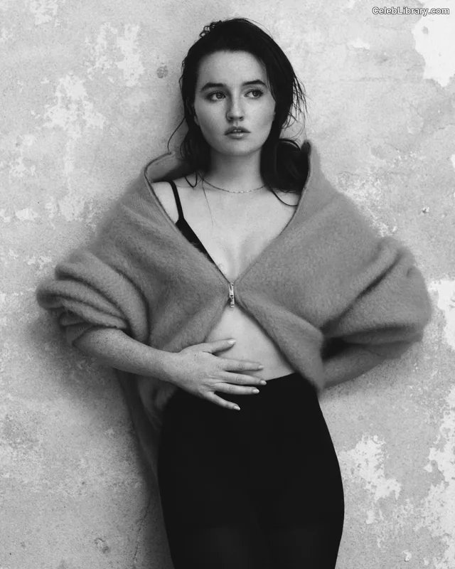 Kaitlyn Dever photo 4 of 880