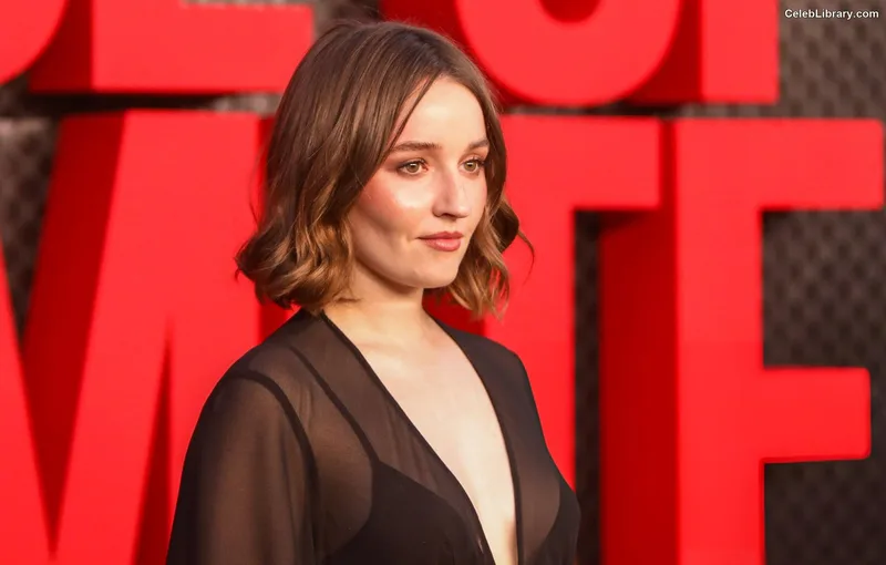 Kaitlyn Dever photo 7 of 880