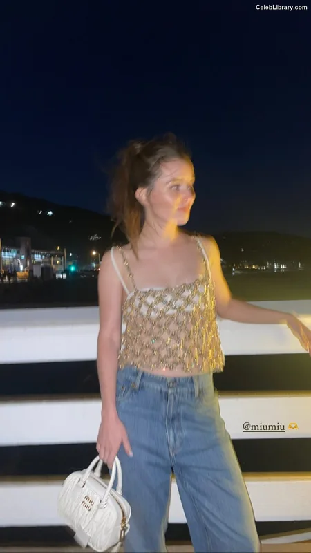 Kaitlyn Dever photo 12 of 880