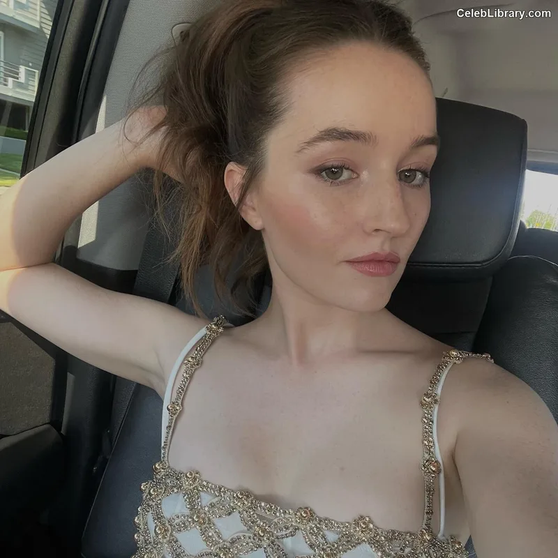 Kaitlyn Dever photo 14 of 880
