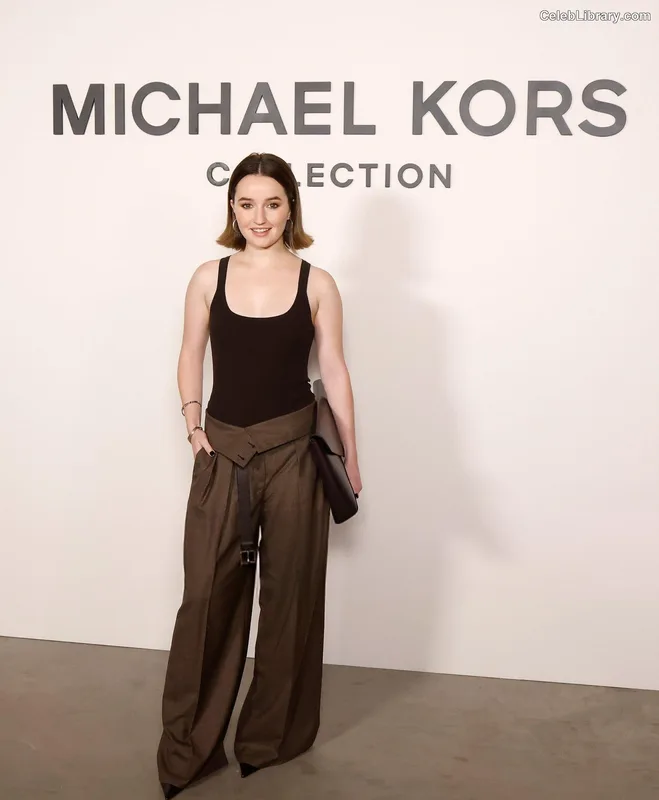 Kaitlyn Dever photo 18 of 880