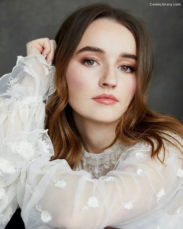Kaitlyn Dever photo 2 of 880