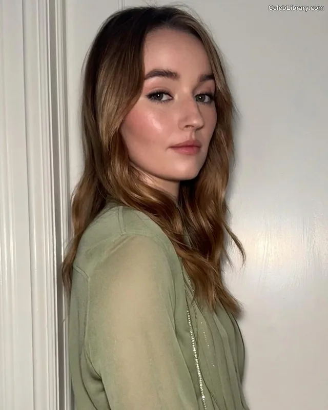 Kaitlyn Dever photo 7 of 880