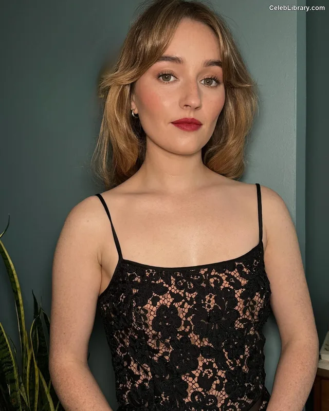 Kaitlyn Dever photo 9 of 880