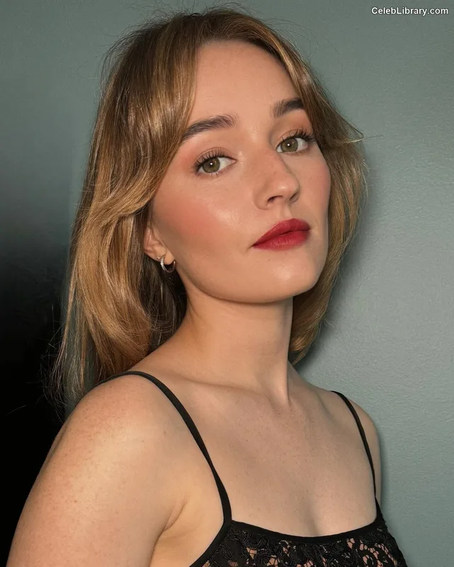 Kaitlyn Dever photo 10 of 880