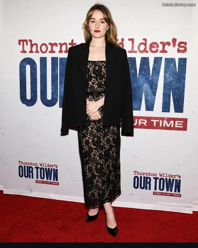 Kaitlyn Dever photo 12 of 880