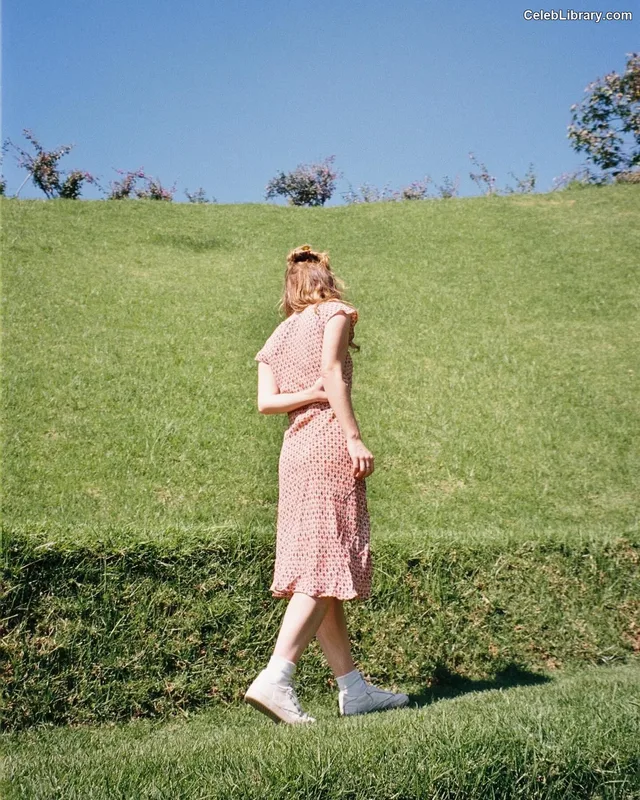 Kaitlyn Dever photo 15 of 880