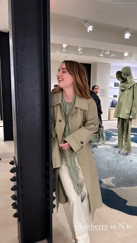 Kaitlyn Dever photo 16 of 880