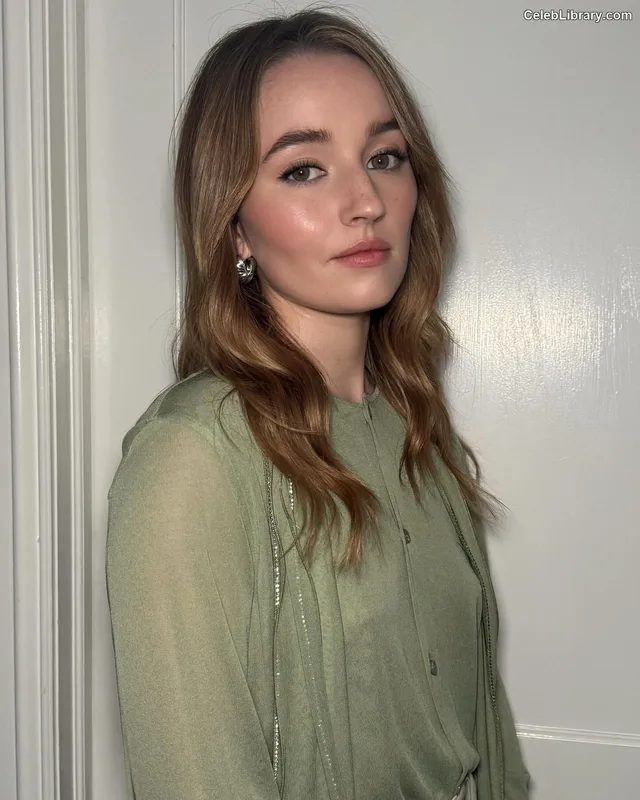 Kaitlyn Dever photo 18 of 880