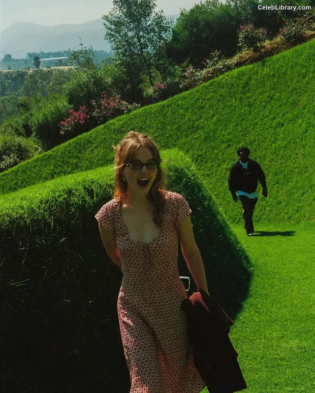 Kaitlyn Dever photo 19 of 880
