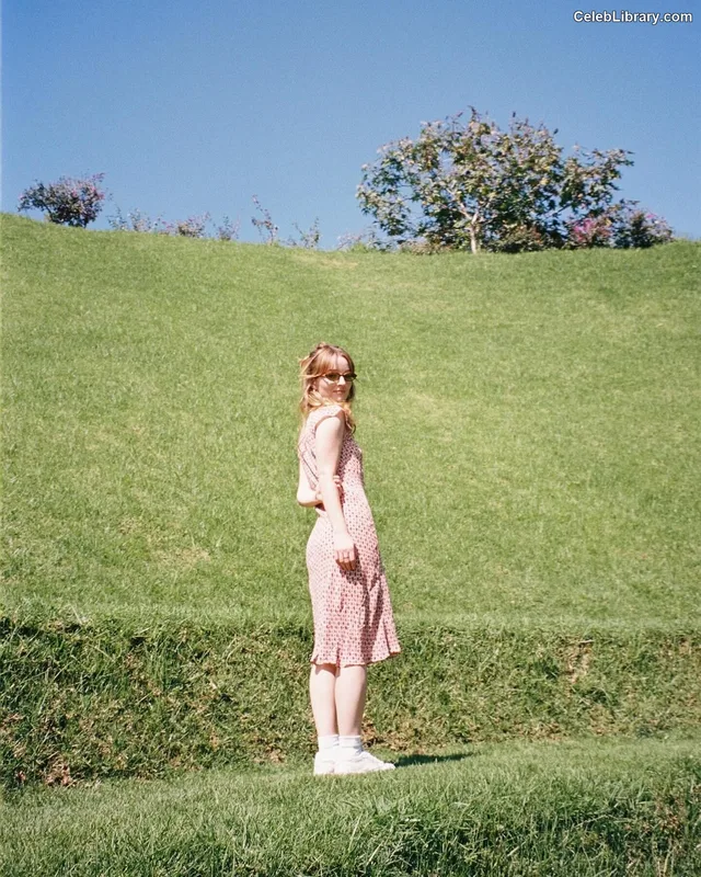 Kaitlyn Dever photo 21 of 880