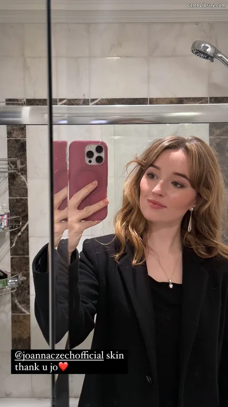 Kaitlyn Dever photo 22 of 880