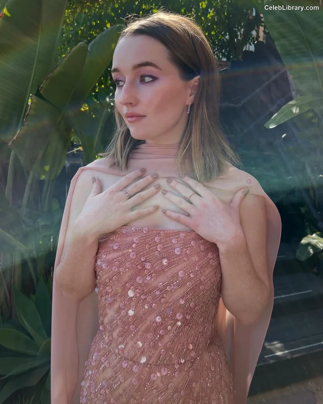 Kaitlyn Dever photo 4 of 880