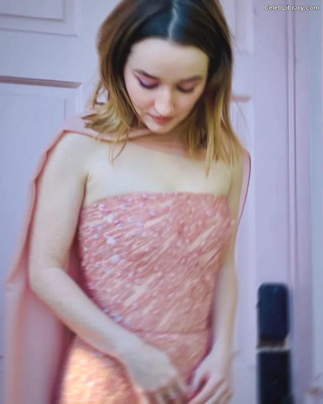Kaitlyn Dever photo 6 of 880