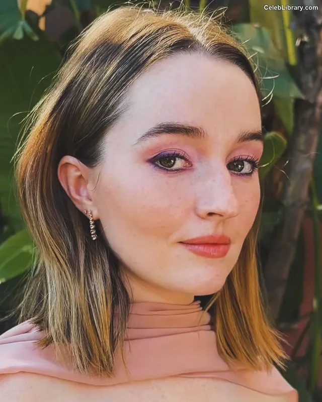 Kaitlyn Dever photo 8 of 880