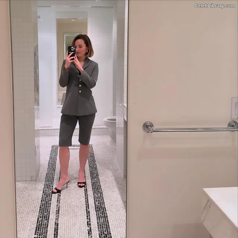 Kaitlyn Dever photo 12 of 880