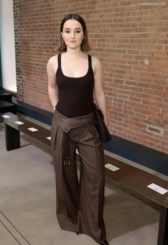 Kaitlyn Dever photo 15 of 880
