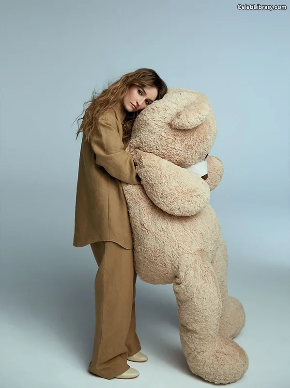 Kaitlyn Dever photo 20 of 880