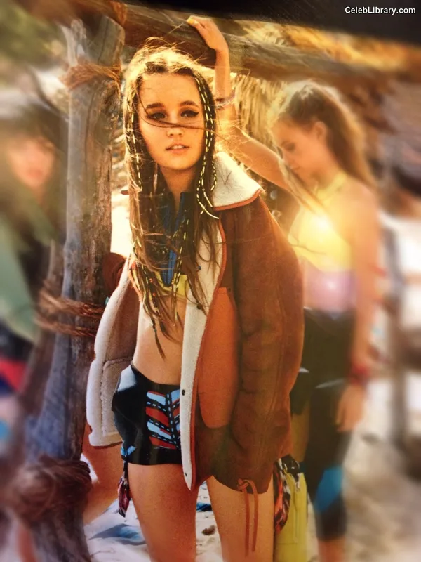 Kaitlyn Dever photo 24 of 880