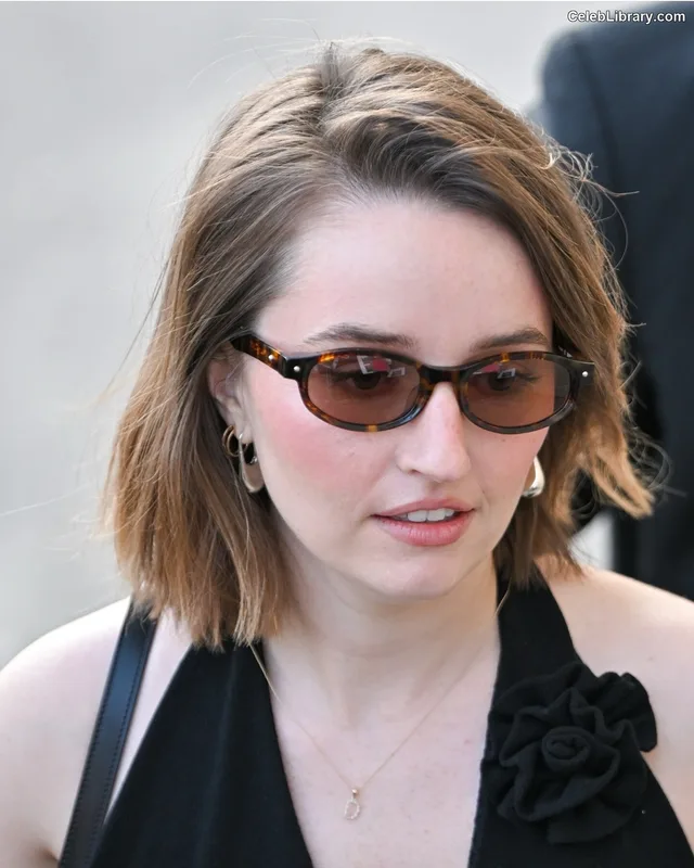 Kaitlyn Dever photo 10 of 880