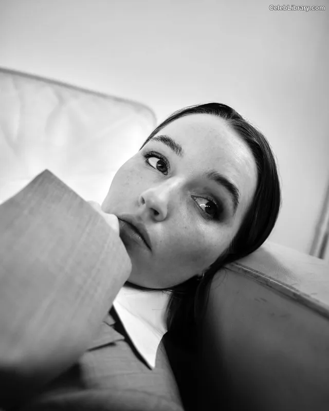Kaitlyn Dever photo 19 of 880