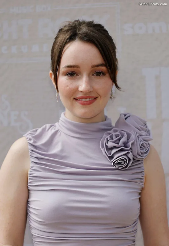 Kaitlyn Dever photo 22 of 880